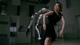 VIDEO : Scientists in Japan develop a wearable robot with 6 arms in a first step towards a cyborg future